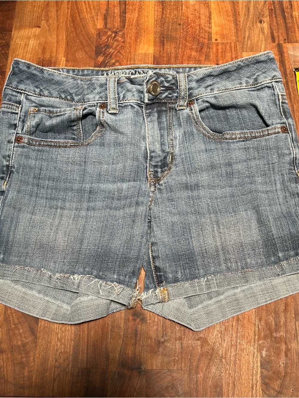 American Eagle Outfitters Women’s 6 light Denim Cut Off Stretch 5-Pocket Shorts